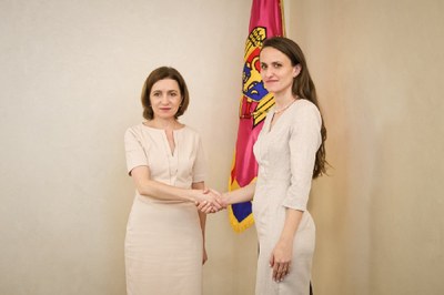 Ministrul afacerilor externe Oana Țoiu a avut prima vizită oficială la Chișinău unde s-a întâlnit cu președinta Maia Sandu și alți oficiali